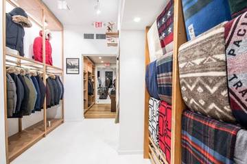 WP Lavori in Corso zet in op retail met Woolrich Europe