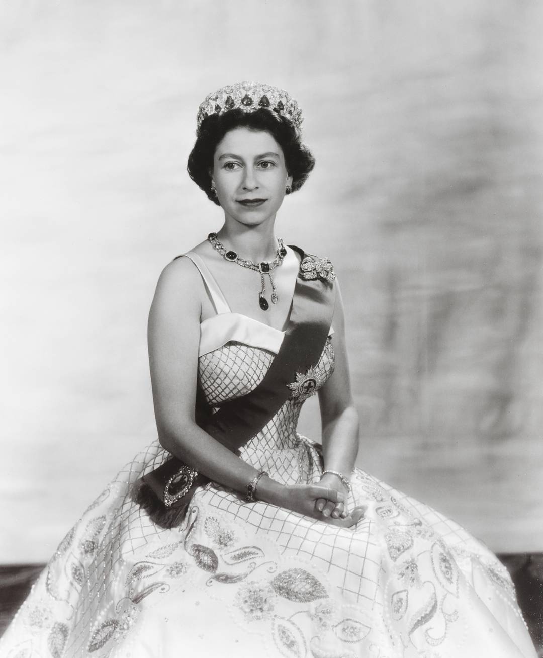Koningin Elizabeth II, Baron, 1956, dragend een avondjurk van Norman Hartnell, 1956.