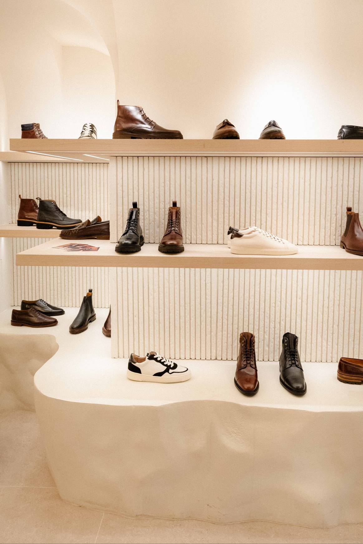 Une partie de la collection hommes dans le magasin Bobbies.