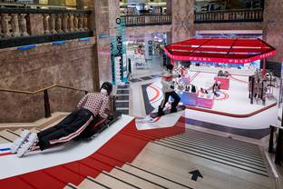 En images : « Prada On Ice » aux Galeries Lafayette Champs-Élysées