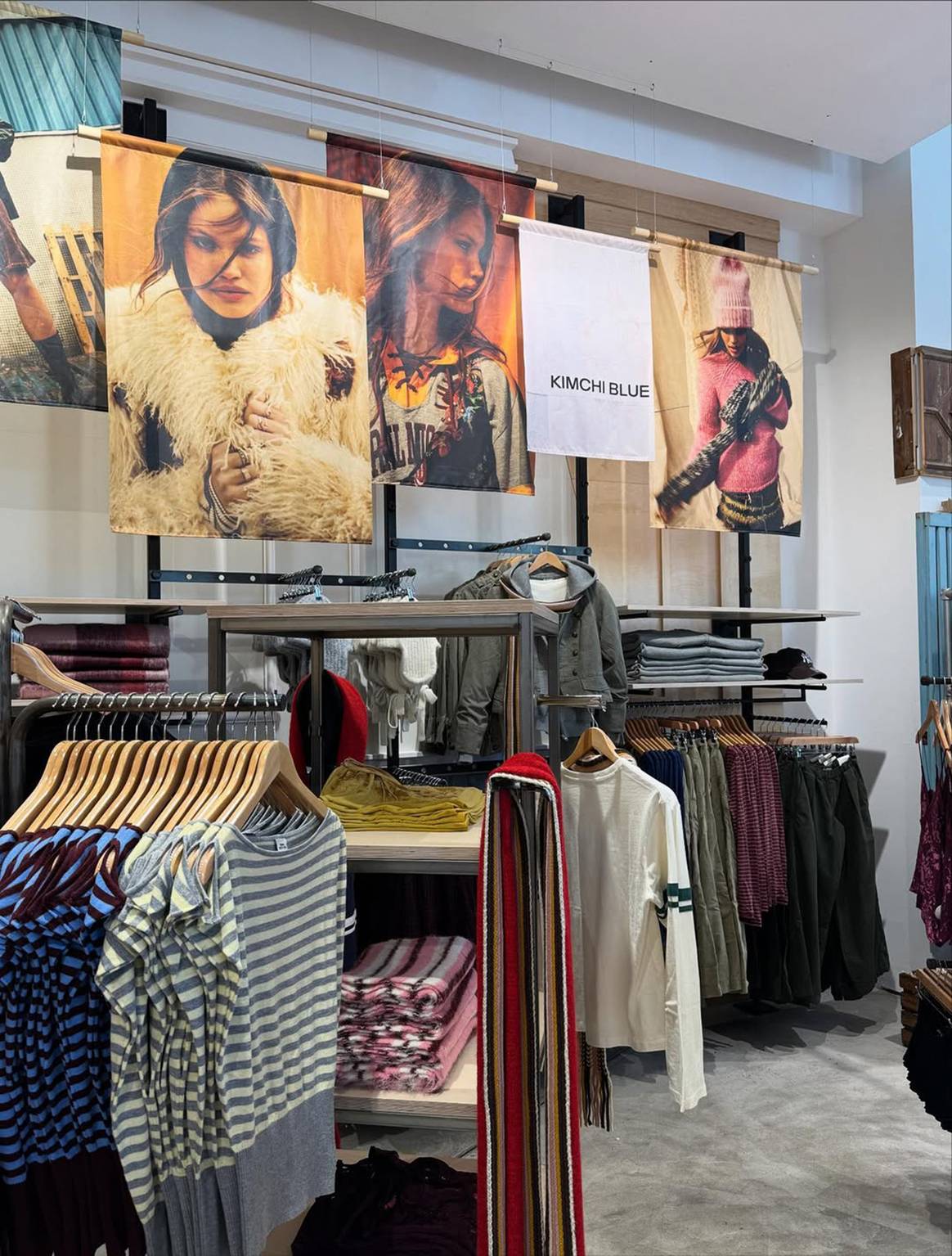 Tienda de Urban Outfitters en la plaza del Ayuntamiento de Valencia (España).