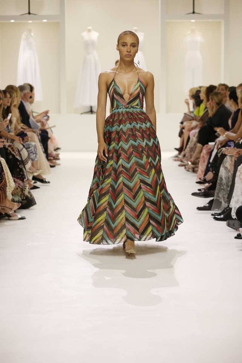 Dior reivindica el saber hacer de la alta costura, "invisible" en Instagram