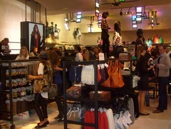 H&M ouvre ses portes sur les Champs-Elysées