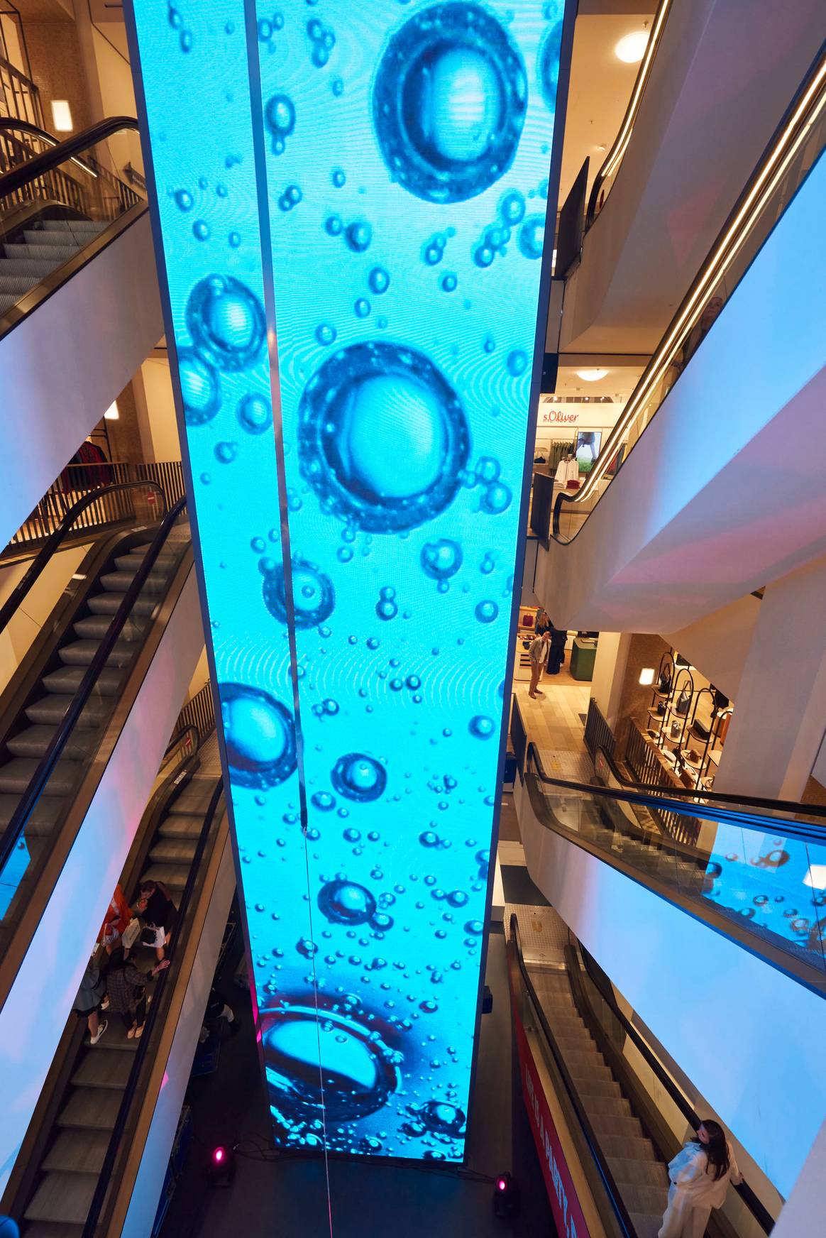 27 Meter hohe LED-Wand im Wöhrl in Nürnberg. Foto: Wöhrl