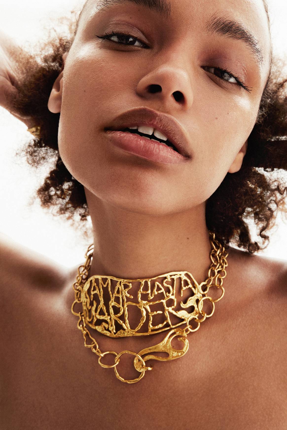 Photo Credits: Piezas de la colección de joyería Desigual x Zalio, diseñada por Gala Meyer. Cortesía de Desigual.
