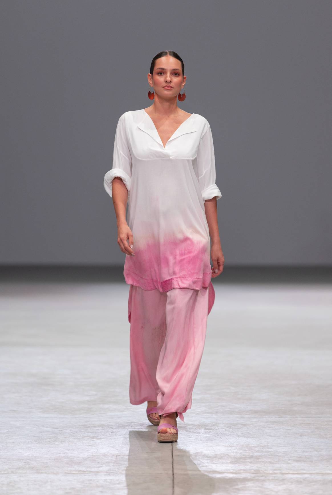 El conjunto de blusón con pantalón comienza en blanco y termina en un sutil rosa.