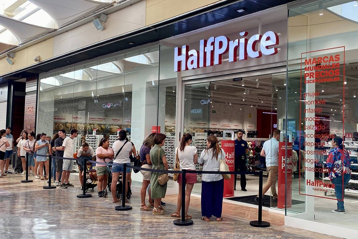 Tienda de Half Price en el centro comercial Parque Almenara de Lorca, Murcia (España).