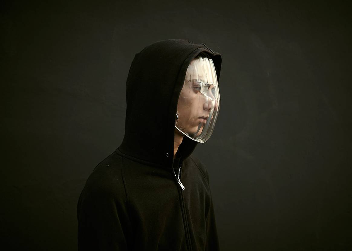 Moda contra el reconocimiento facial: los accesorios revolucionarios de Jip van Leuuwenstein