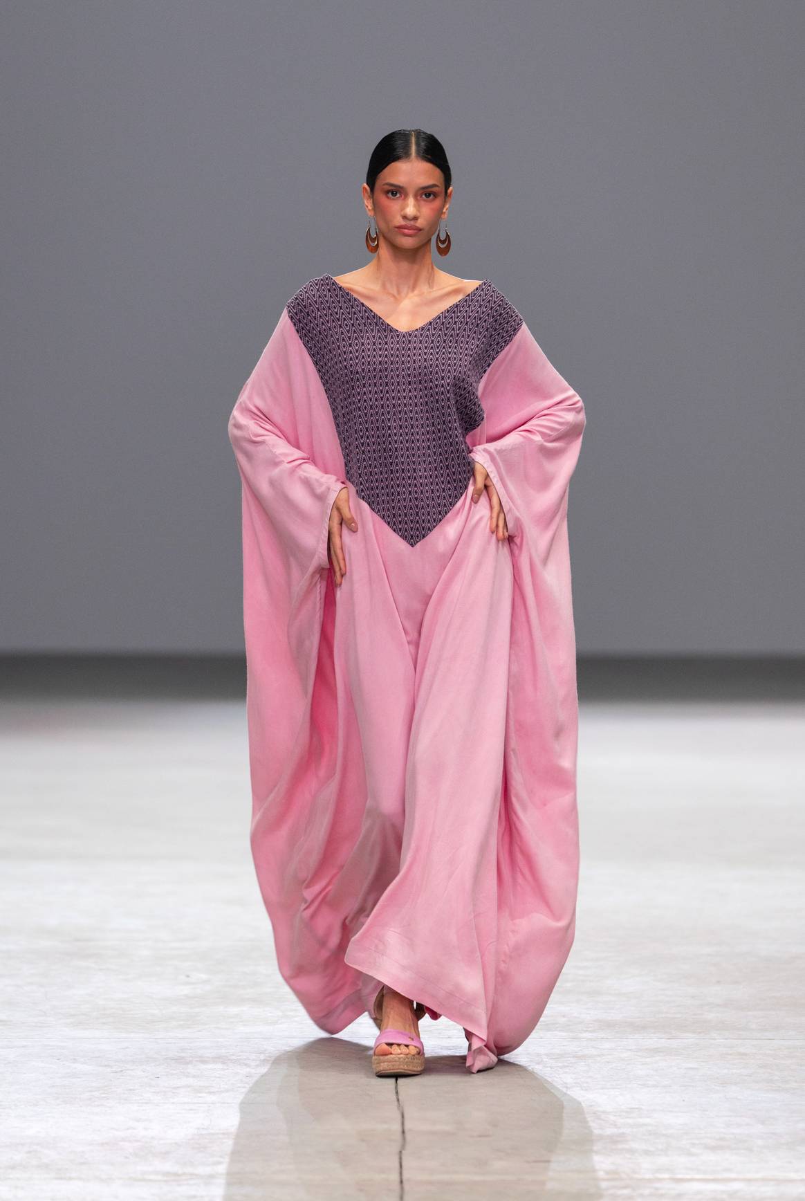 Además del color, en algunos looks el diseñador jugó con las texturas.