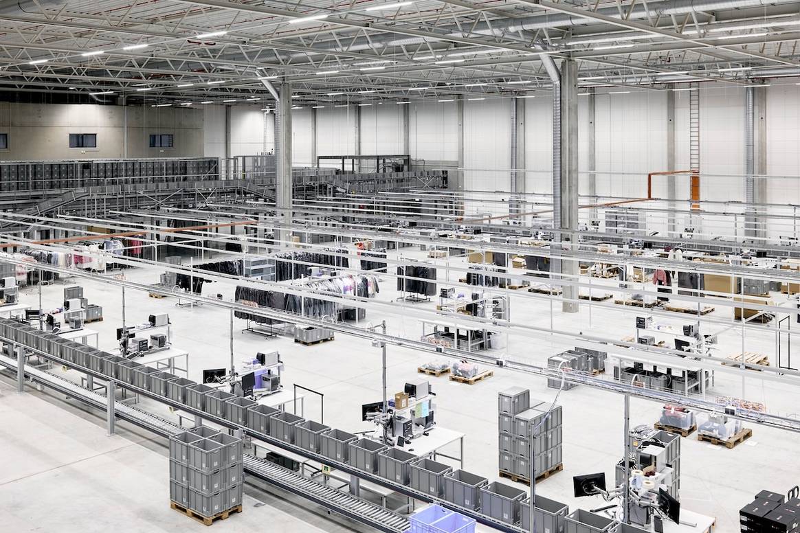 Blick in das neue Logsitikzentrum von Mytheresa