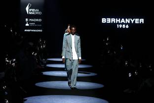 Álvaro Morte (La Casa de Papel) se sube a la pasarela para alfombra el relanzamiento de Berhanyer, desde MBFW Madrid