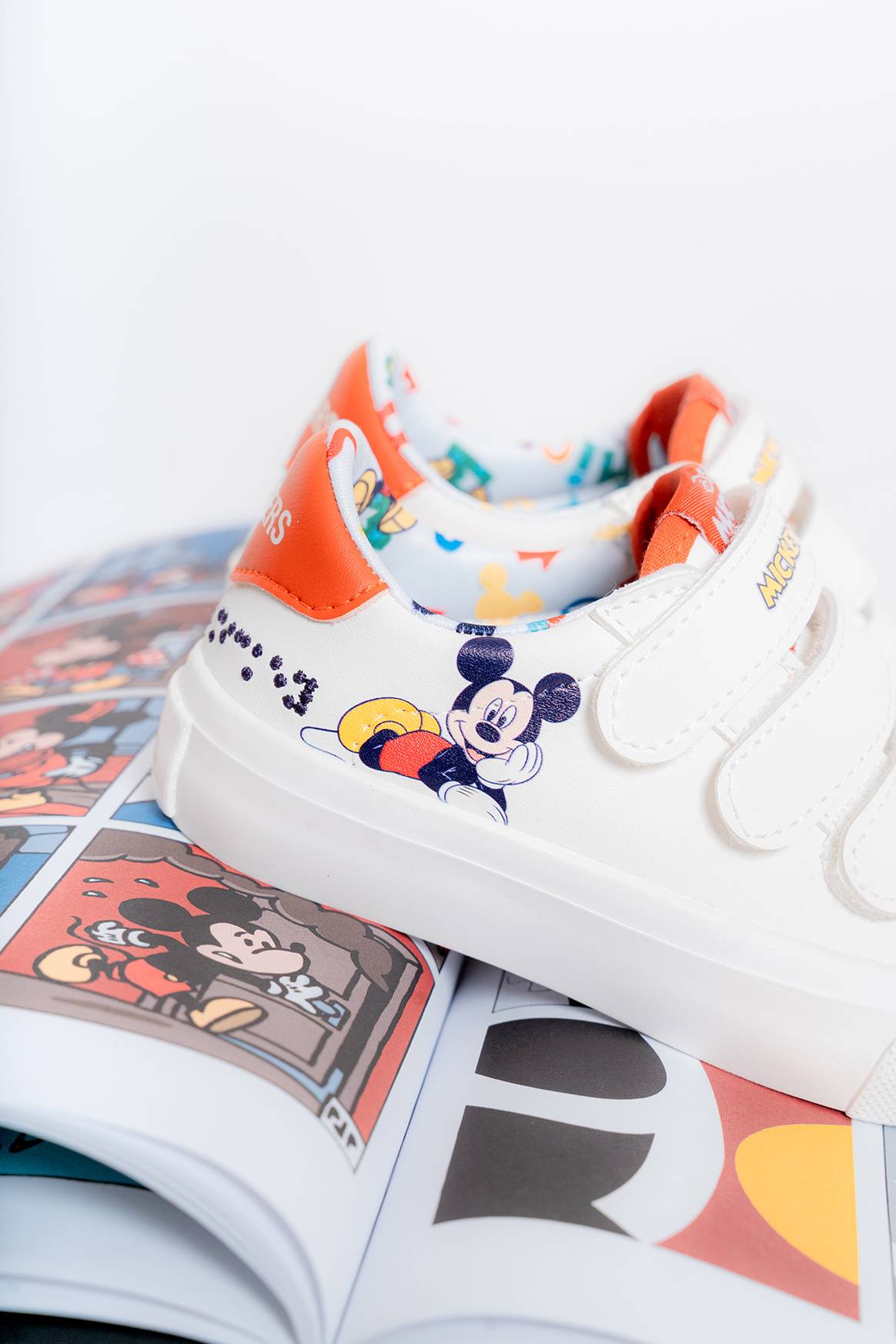 Fotografía de campaña de la colección cápsula colaborativa de Timpers y Disney.