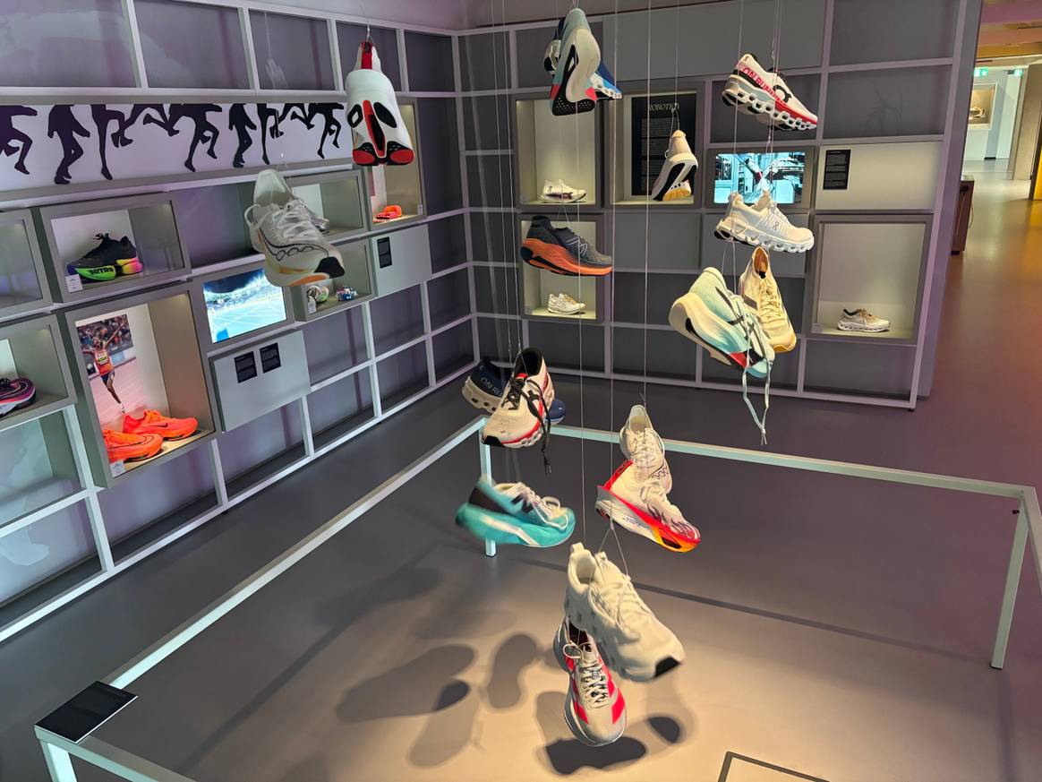 In samenwerking met On heeft het Schoenenkwartier een ruimte bedacht met innovatieve schoenen.
