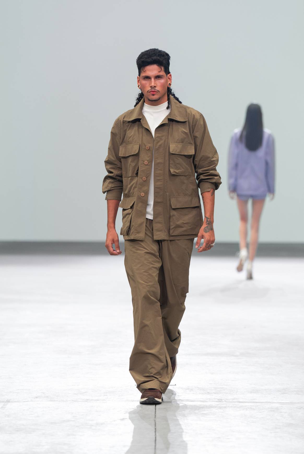 La propuesta mascullina contempló varios conjuntos de chamarra y pantalón lisos con grandes bolsillos.