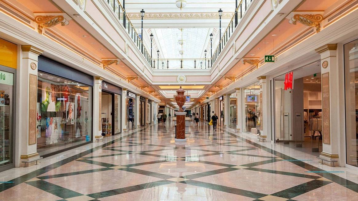 Durmiendo entre cartones y comiendo donuts: atrapados por la nevada en el centro comercial Gran Plaza 2 de Madrid