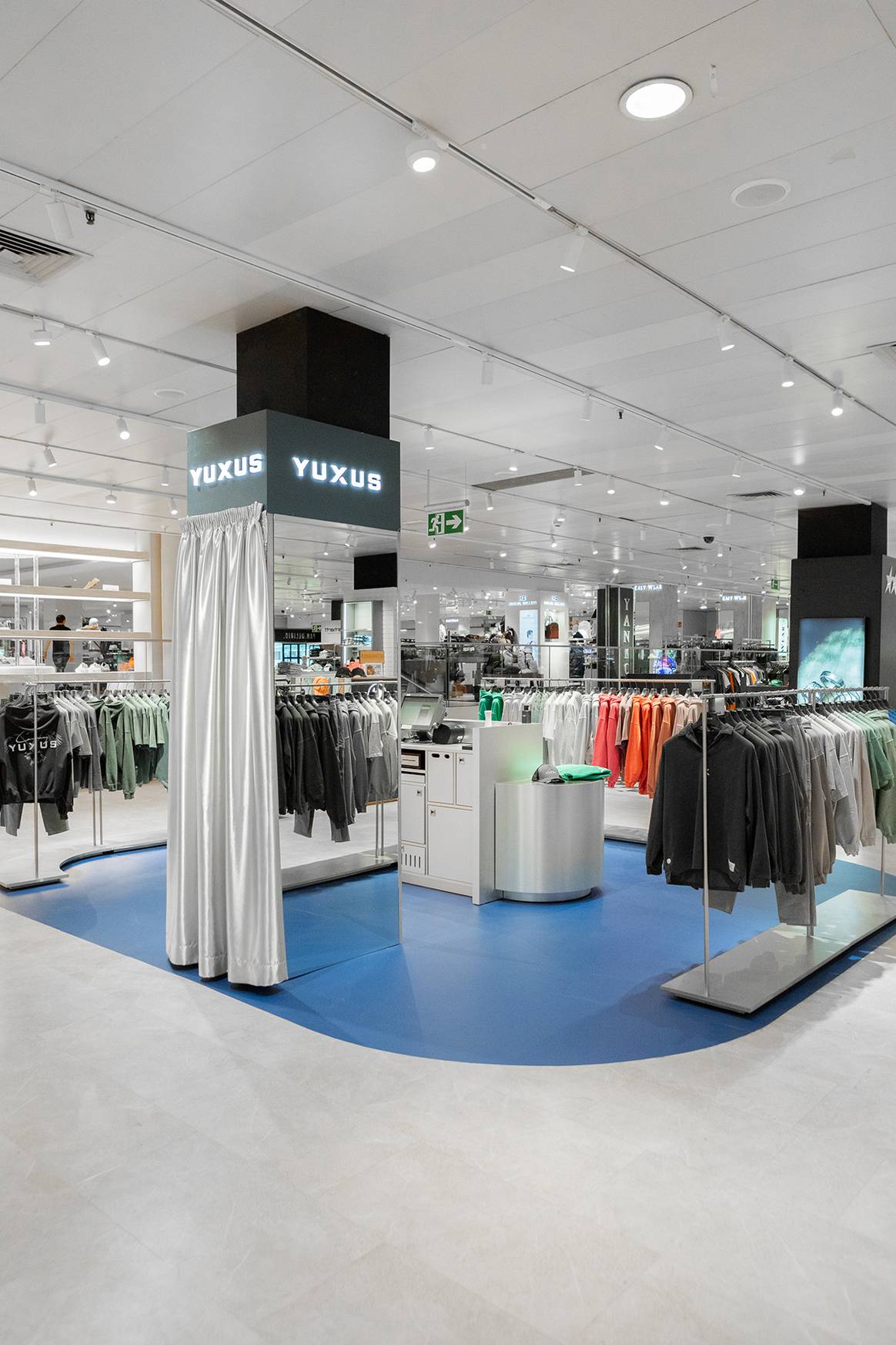 Córner de Yuxus en el interior del centro comercial de El Corte Inglés de Castellana, Madrid (España).