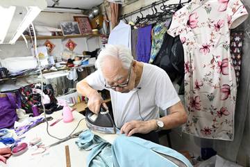 Hong Kong cheongsam master in the mood to retire after 75 years