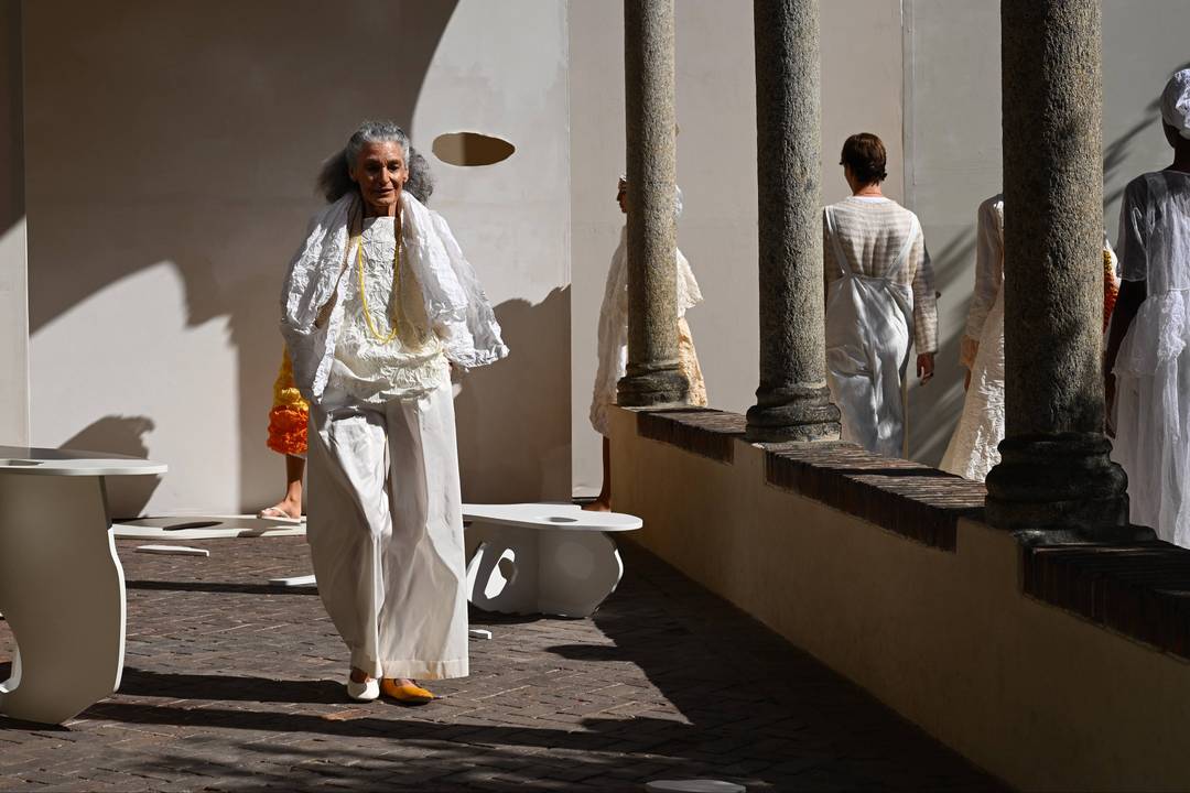 Benedetta Barzini ha sfilato per Daniela Gregis Ss 27