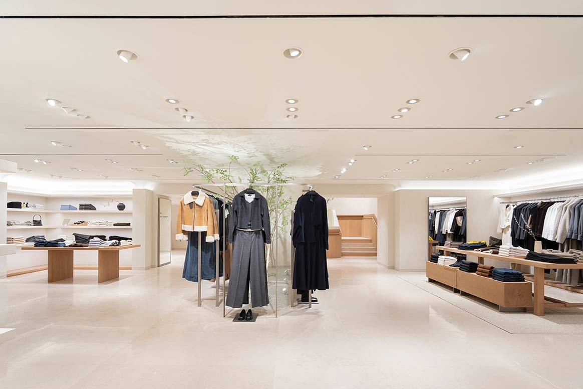 Tienda de Massimo Dutti de la avenida de los Campos Elíseos de París (Francia).