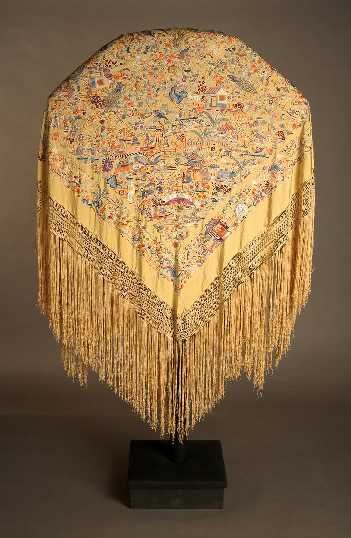 Photo Credits: Lienzo y seda: moda histórica del Museo del Traje de Madrid. Cortesía del Museo del Traje de Madrid.