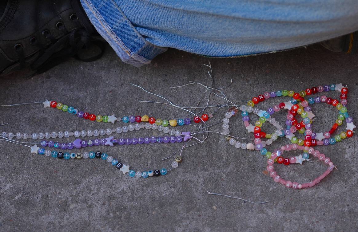 Sui braccialetti si leggono frasi come \
