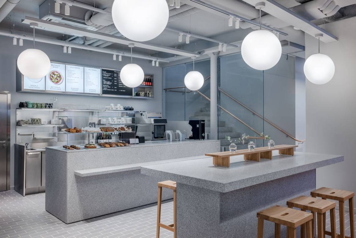 Das Café im neuen Arket Store in Paris. Foto: Arket