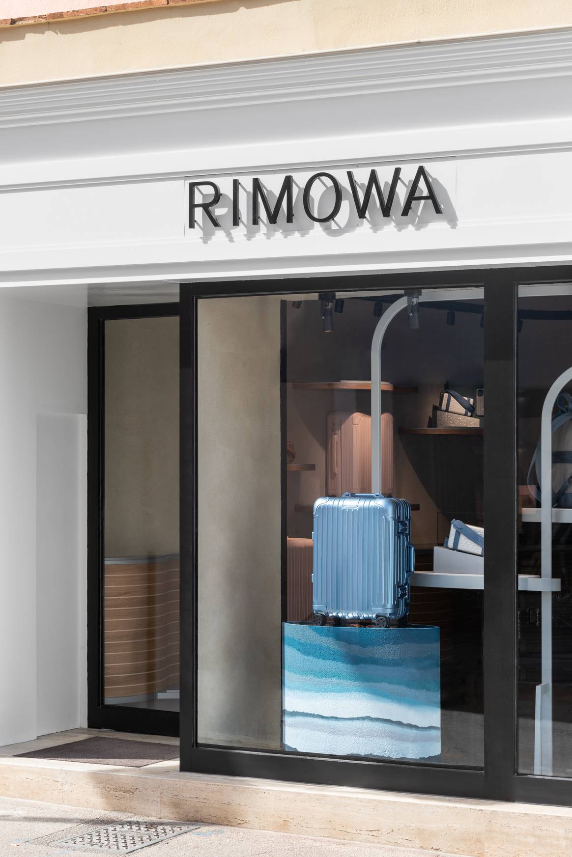 Crédits: Facade de la boutique Rimowa de Saint Tropez. Photo : Melania Dalle Grave, DSL Studio. Courtesy of Rimowa.