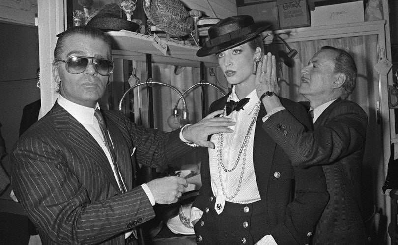 Foto: Karl Lagerfeld backstage tijdens zijn eerste Chanel
Show. Credit: PIERRE GUILLAUD / AFP