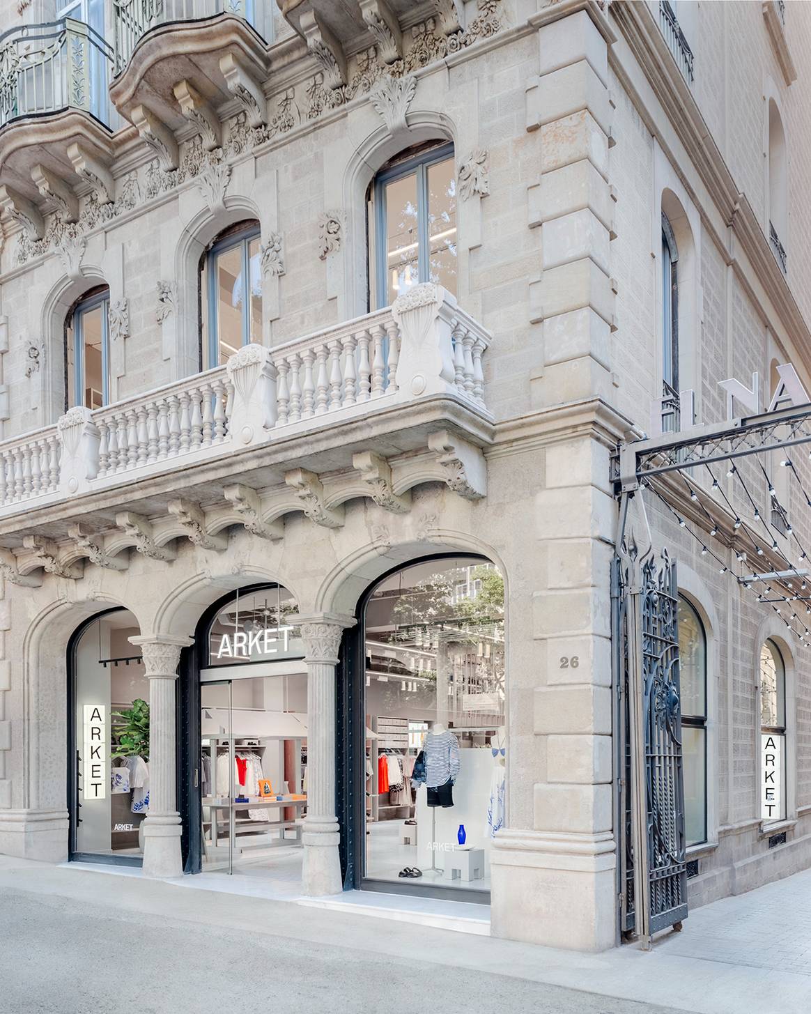 Tienda de Arket en el número 26 del paseo de Gracia de Barcelona (España).