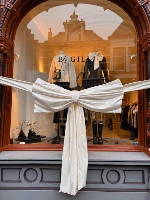 De etalage van By Gill weerspiegelt het Franse gevoel dat eigenaresse Gill Groenewegen in haar boetiek wil neerzetten.