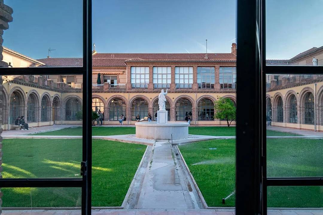 Campus de Comunicación y Artes de la Universidad Nebrija en el paseo de San Francisco de Sales de Madrid (España).