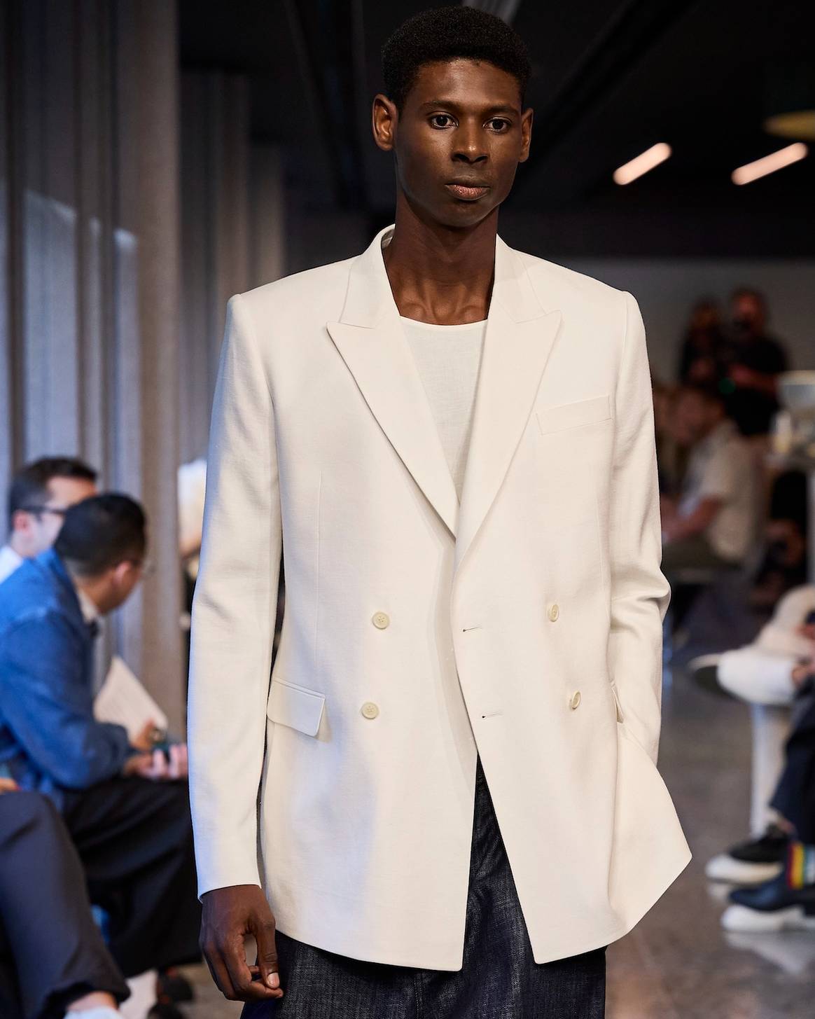 Paletó off white mostra alfaiataria impecável da marca