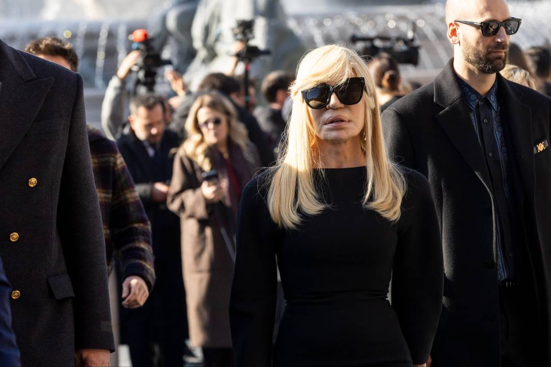 Donatella Versace entra in chiesa per assistere al funerale di Valentino Garavani