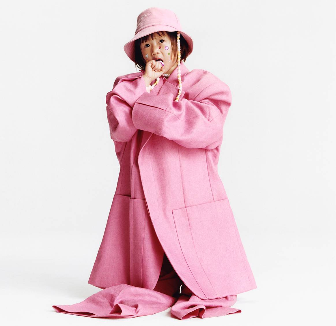 In beeld: Jacquemus duikt in kinderkleding met Pink Holiday Capsule