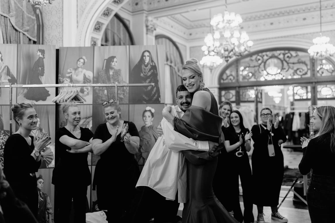 Pedro Béjar abrazando a The Countess en el backstage de la presentación de su colección Vulnerable en We Love Flamenco