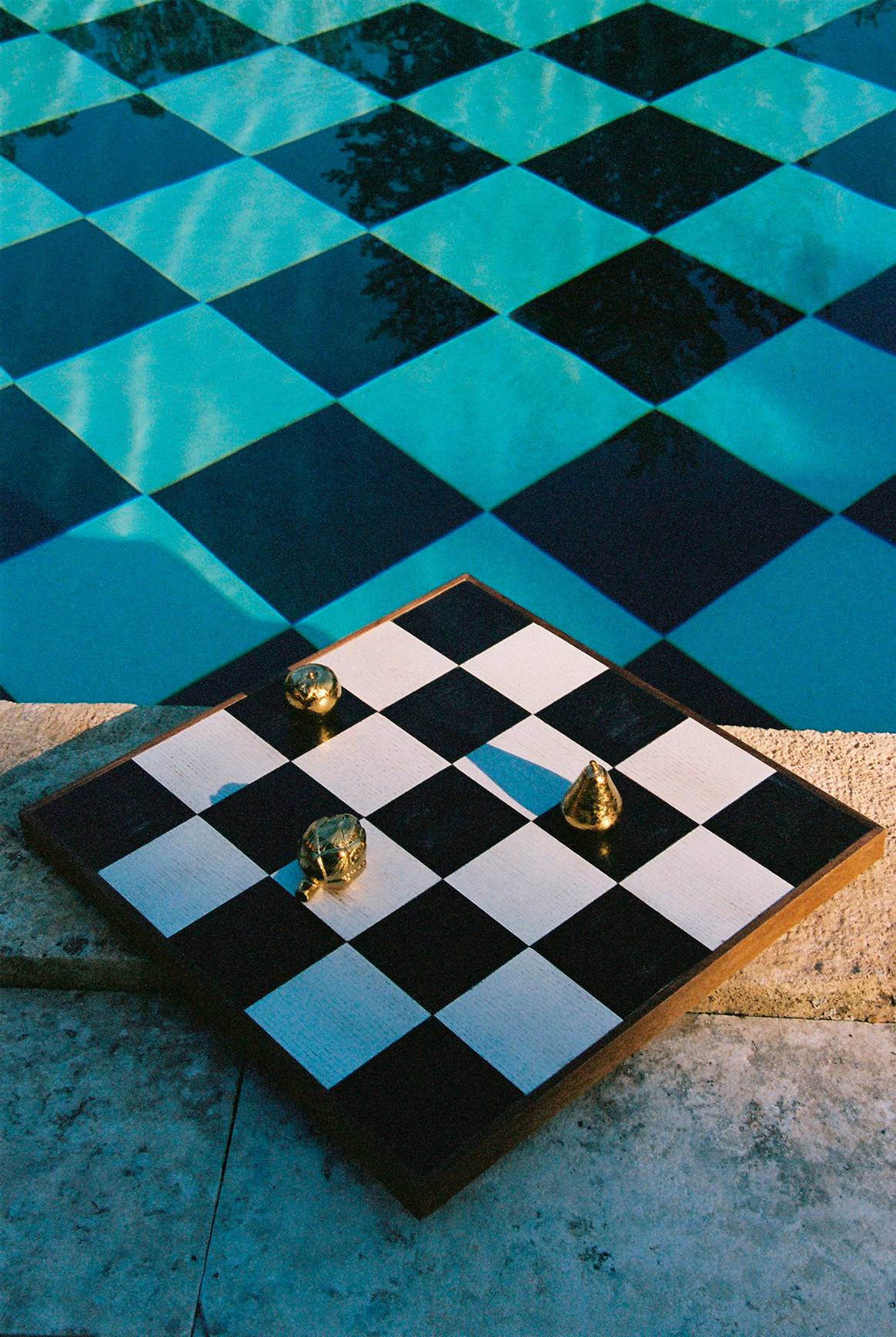 Photography from the camp of the collection capsule “The House of Marisa Berenson”, designed by Marisa Berenson for Zara.