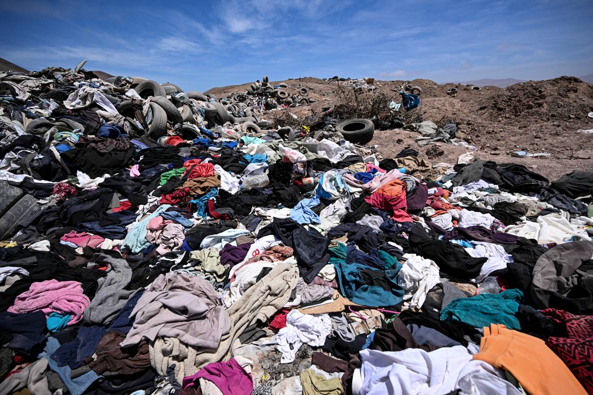 Beeld ter illustratie van onze groeiende afvalberg Kleren in de woestijn in de Pampa d'Alto Hospicio-sector, ongeveer 10 km ten oosten van de stad Iquique, Chili. De foto is gemaakt op 11 november 2022.