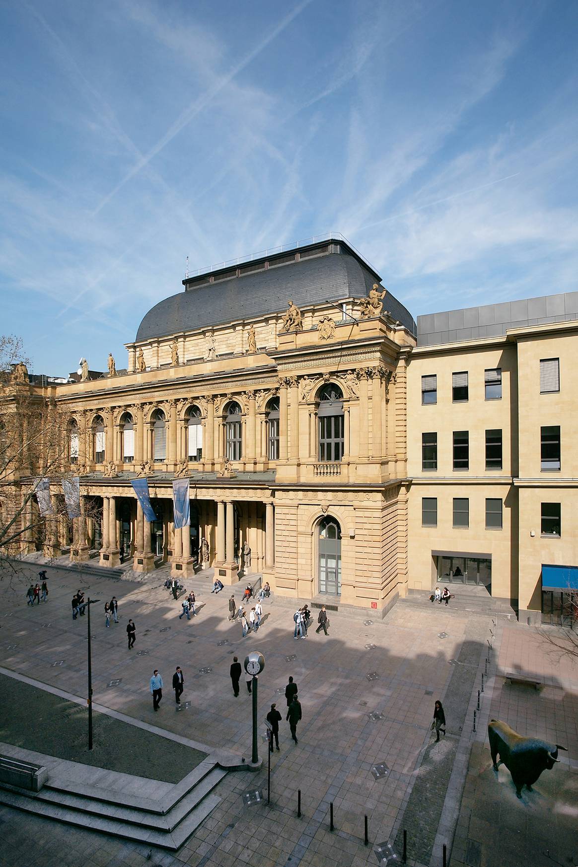 Photo Credits: Bolsa de valores de Fráncfort, Deutsche Börse Group.