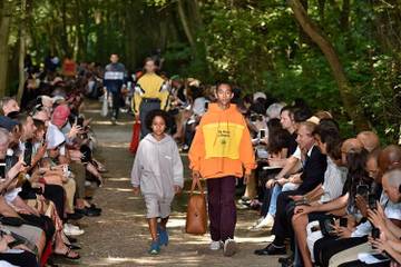 El hombre enseña las piernas en la Semana de la Moda parisina