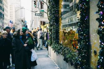 Despite doubts over economy, Americans set for record holiday spending