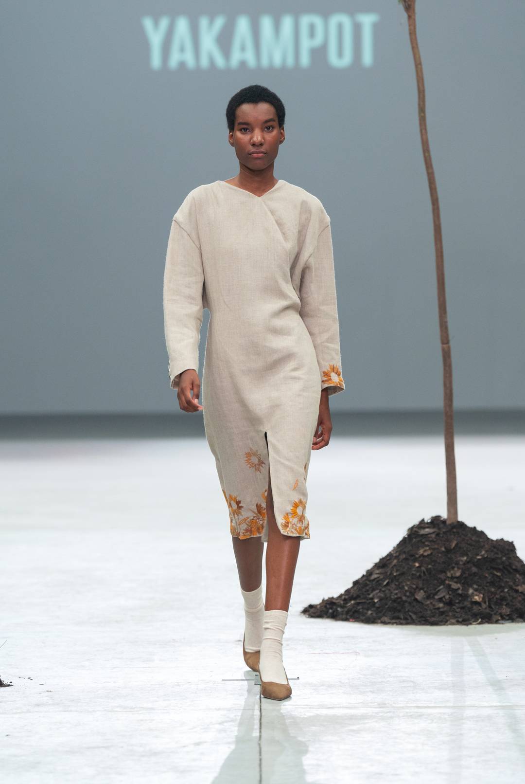 En algunas piezas los bordados fueron detalles sutiles en la forma de la flor mexicana.