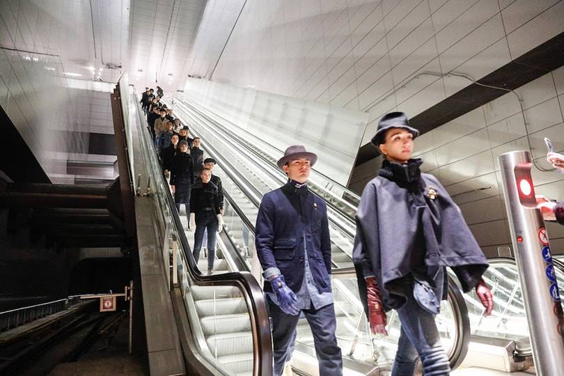 Nietsvermoedende reizigers verrast met G-Star Raw show in Amsterdamse metro