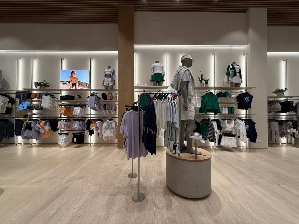 De rechterkant is damesmode.