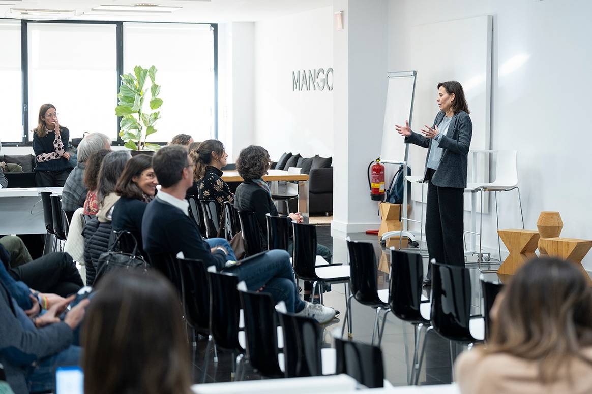 Reunión inaugural del proyecto de industrialización de la cadena de valor de la industria textil catalana para promover una moda más circular, el 15 de diciembre de 2023 desde las instalaciones centrales de Mango.