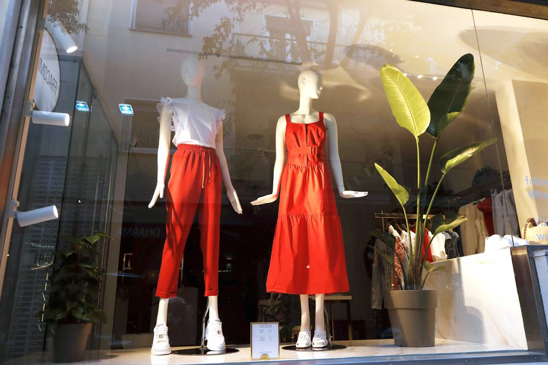 Exterior de una tienda de ropa.