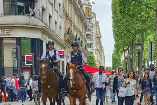 Paris luxury shops to open on Sunday