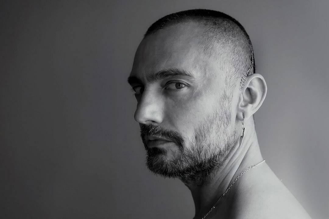 El diseñador David Delfín en una fotografía de archivo realizada por Pablo Sáez. Documental “David Delfín. Muestra tu herida”.