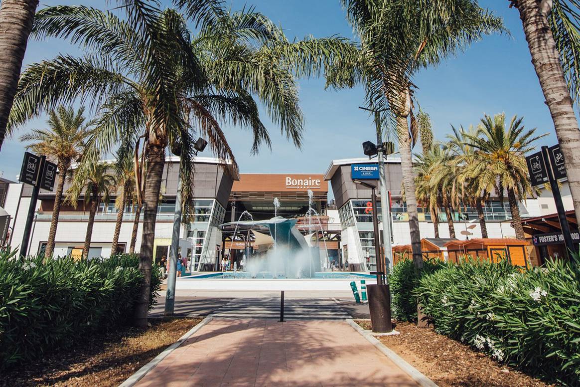 Exterior del centro comercial Bonaire de Aldaia (Valencia) en una imagen de archivo previa al paso de la DANA que afectó a la zona sur del área metropolitana de Valencia el 29 de octubre de 2024.