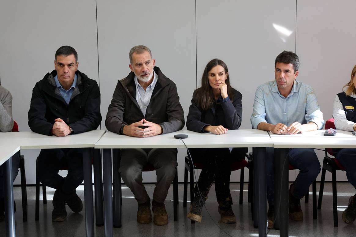 Sus Majestades los Reyes durante la reunión en el CECOPI, junto al presidente del Gobierno, Pedro Sánchez, y el presidente de la Generalitat Valenciana, Carlos Mazón.