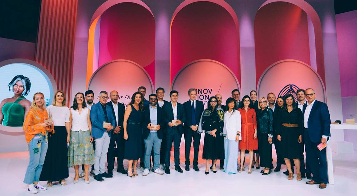 Créditos: Photo Credits: Foto de familia con las startups finalistas a los LVMH Innovation Award de 2023. LVMH, fotografía de cortesía, por Marie Rouge.